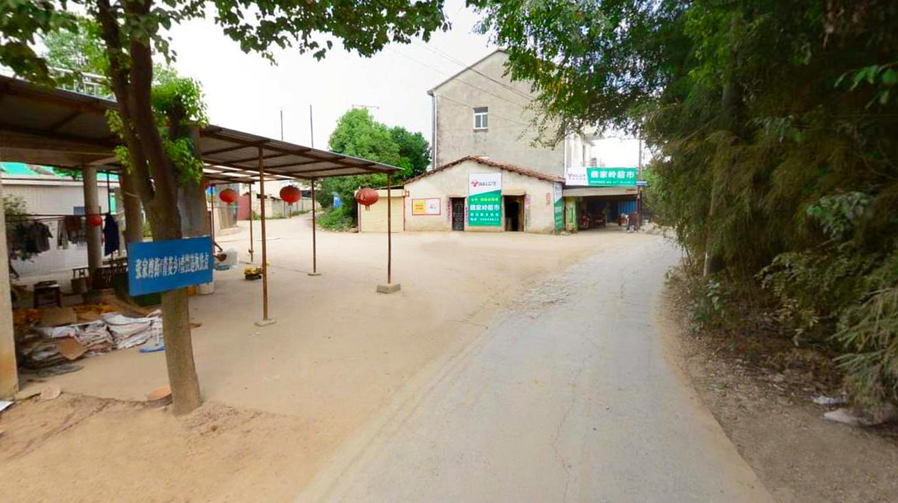 武汉主城区有座建在山岭里的村庄:仅一条马路经过,沿途还有工厂